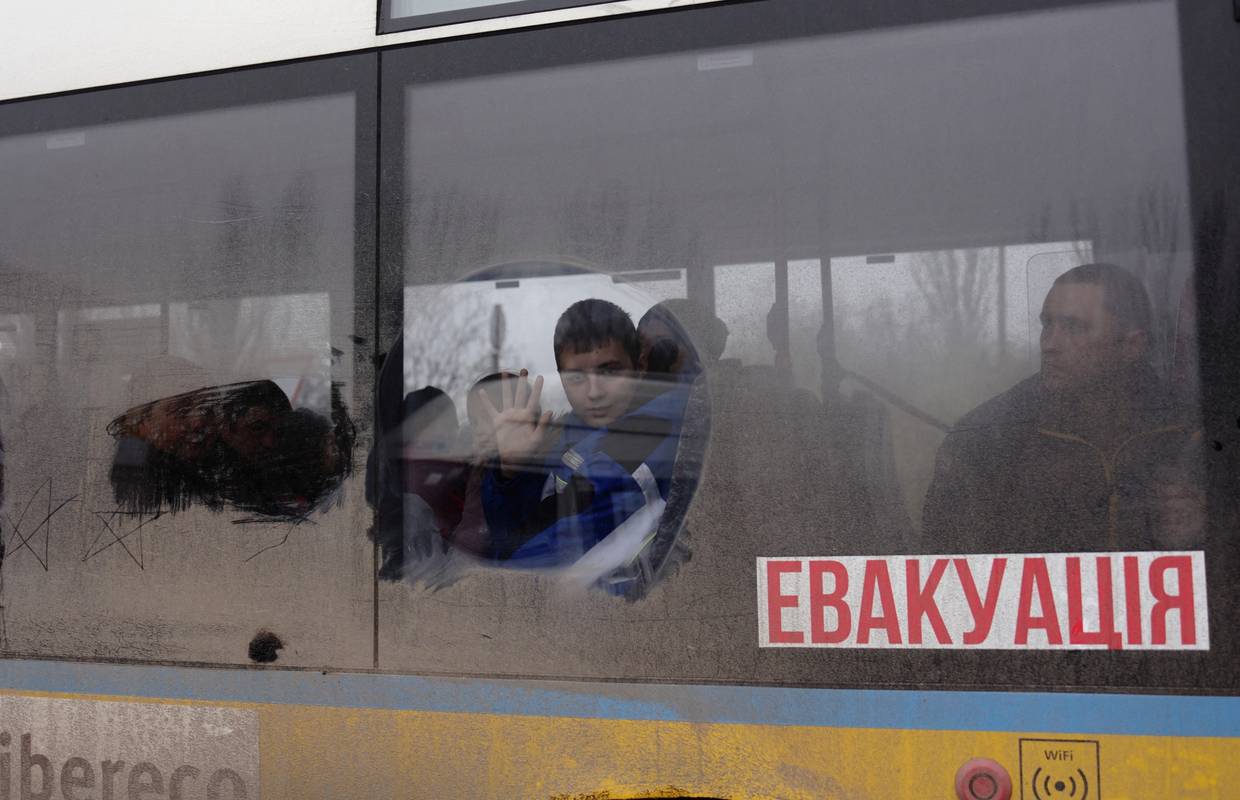 Milijuni Ukrajinaca ostali bez struje, evakuiraju iz Hersona. Zelenski javno kritizirao Klička