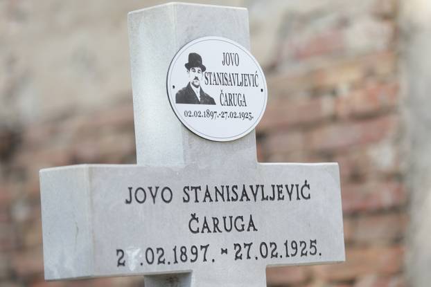 Osijek: Grob Jove Stanisavljevića Čaruge na Aninom groblju