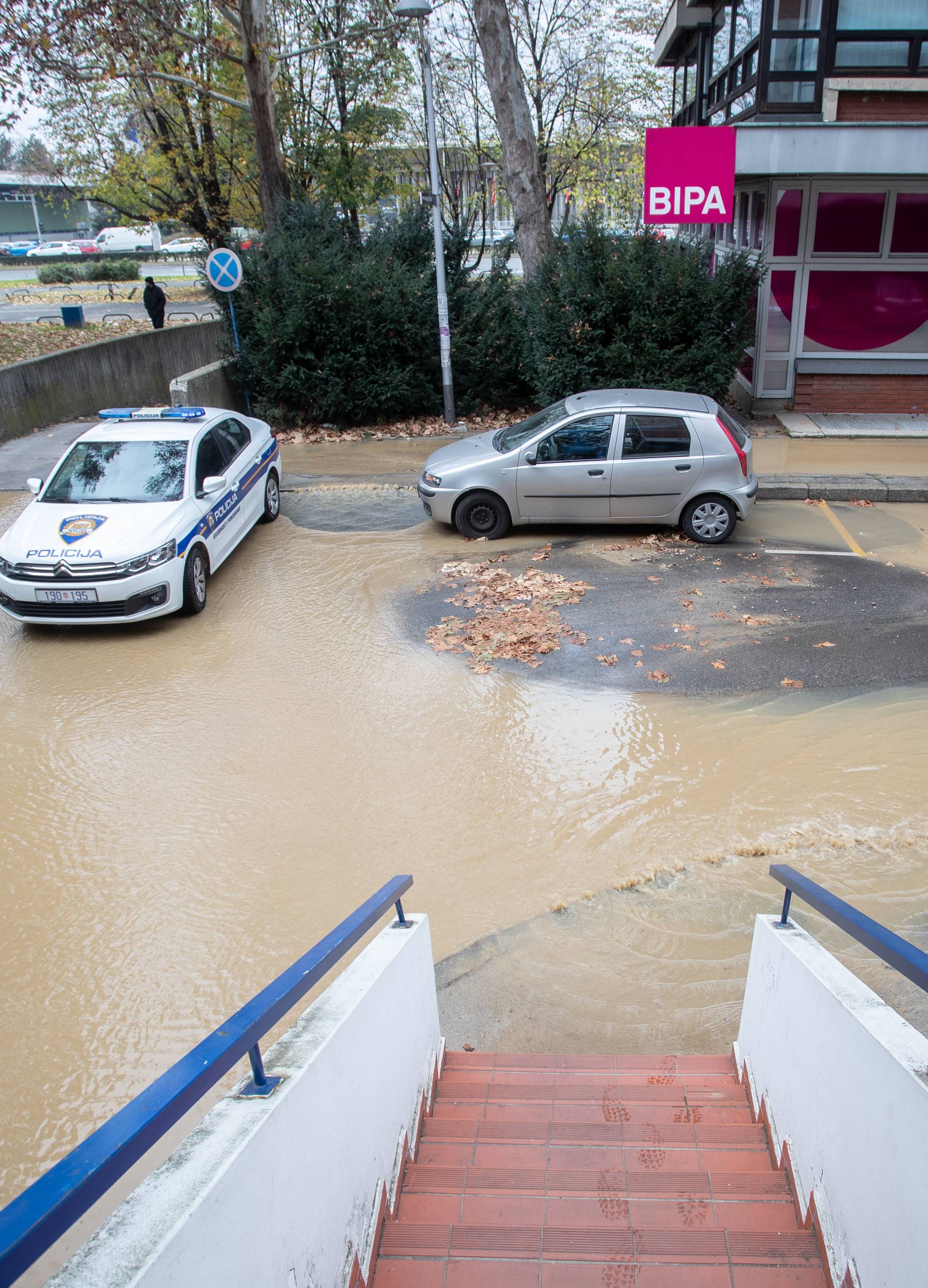 Siget pod vodom: Puknula cijev na parkingu, automobili plivaju