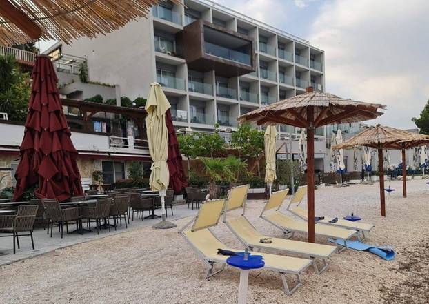 Nema rezervacije! Komunalni redari 'počistili' su jutros svih 6 kilometara plaže u Podstrani