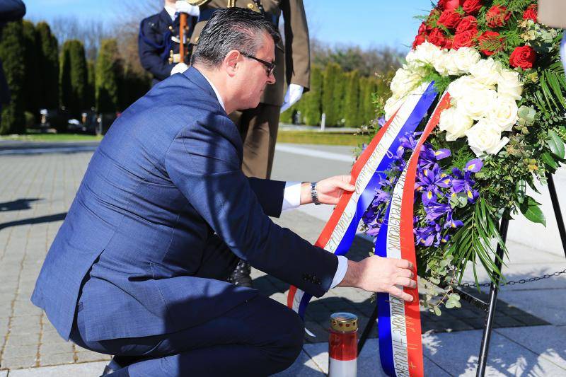 Orešković  u Vukovaru: Položio vijence u spomen na poginule