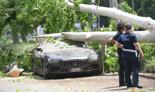 FOTO Armagedon u Rimu: Grad poharao tornado, oluja &ccaron;upala stabla: '&Ccaron;udom sam ostao &zcaron;iv'