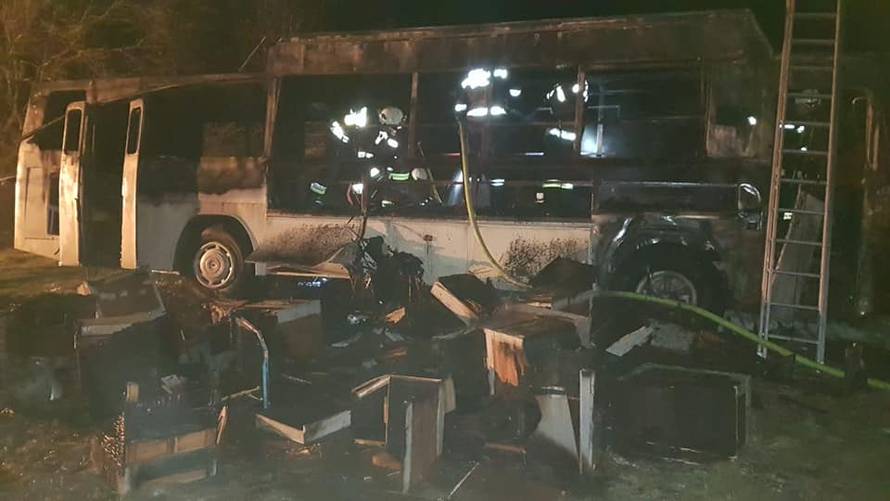 Vario je autobus s košnicama pa se zapalio: Jedva preživio...