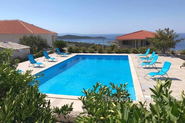 FOTO Kupite kuću s bazenom, a dobijete restoran u prizemlju, bazen i pogled na Rogoznicu!