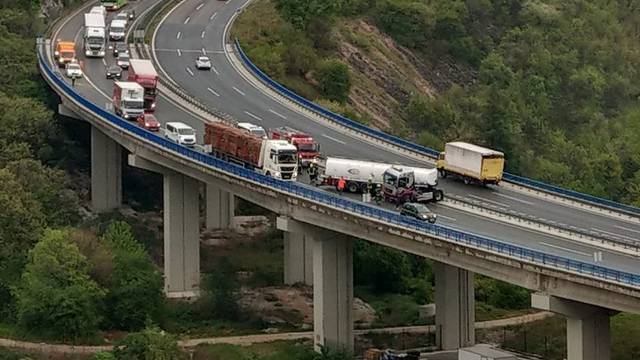 Izbjegnuta tragedija: Cisterna 'zaplesala' i stala nasred ceste