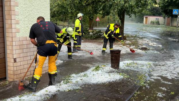 Eine heftige Unwetterfront beendete den extrem heißen Sommertag in Westdeutschland. Aus Frankreich und Luxenburg zogen a