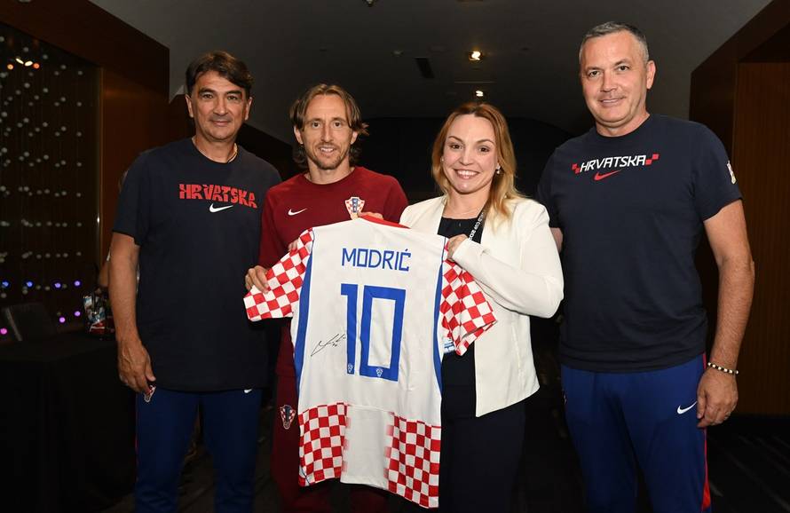 'Vatreni' prije Engleske ugostili Martinu Caswell, kći poginulog branitelja Ivana Senčića