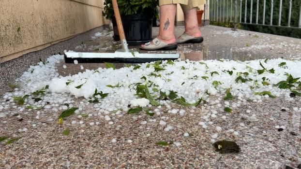 Eine heftige Unwetterfront beendete den extrem heißen Sommertag in Westdeutschland. Aus Frankreich und Luxenburg zogen a