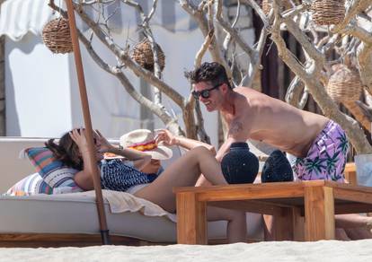 *PREMIUM-EXCLUSIVE* *WEB EMBARGO UNTIL 5 PM PST ON APRIL 19th, 2023* Robin Thicke and April Love Geary soak up the sun with friends in Mexico