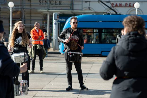 Zagreb: Molitelji se okupili na glavnom trgu, organiziran i protuprosvjed