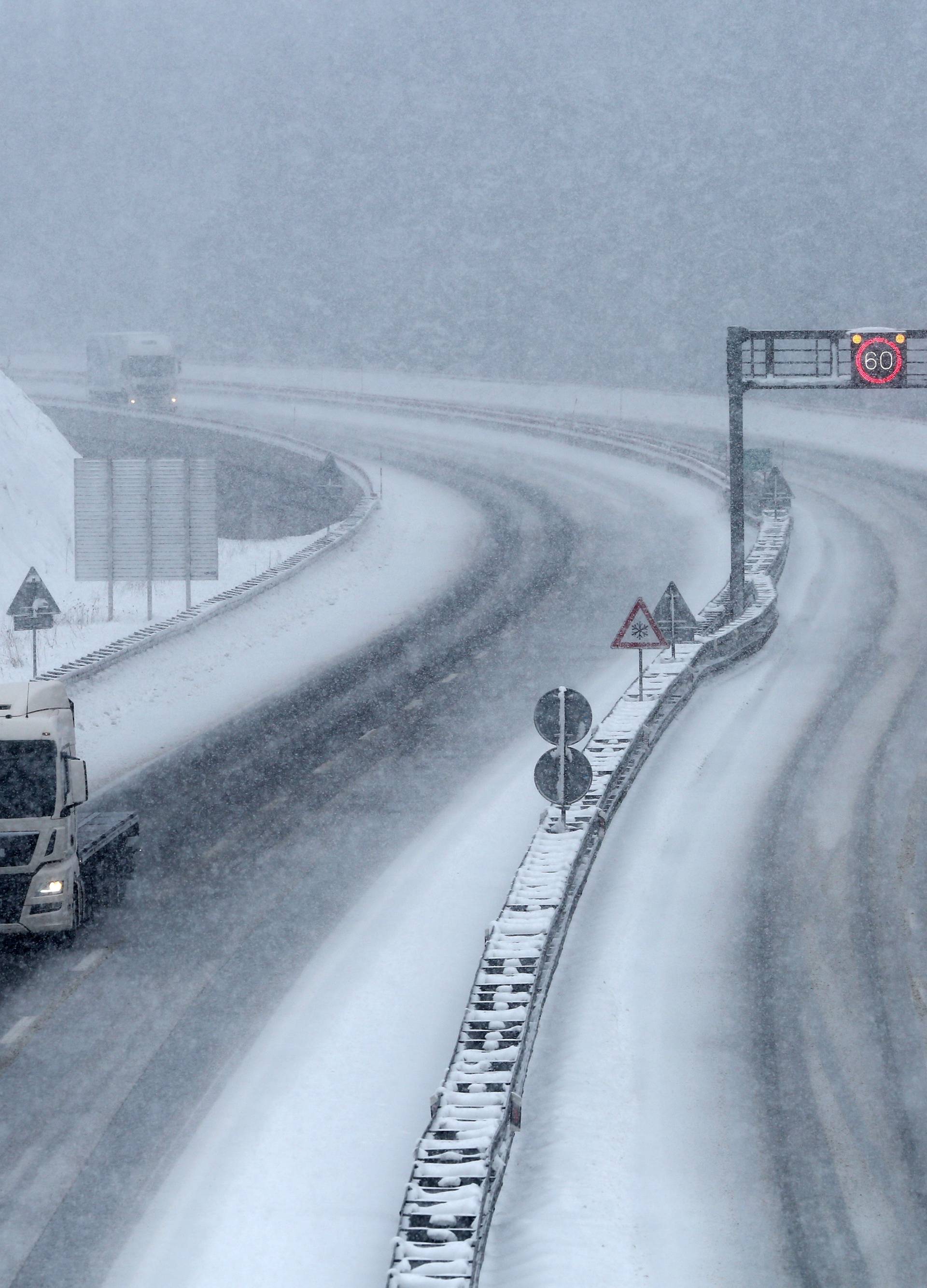 Vozači zapeli u Lici: Stoje već 5 dana, snijeg još neće prestati