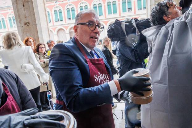 Split: Gra&dstrok;anima podijeljena janjetina s bi&zcaron;ima