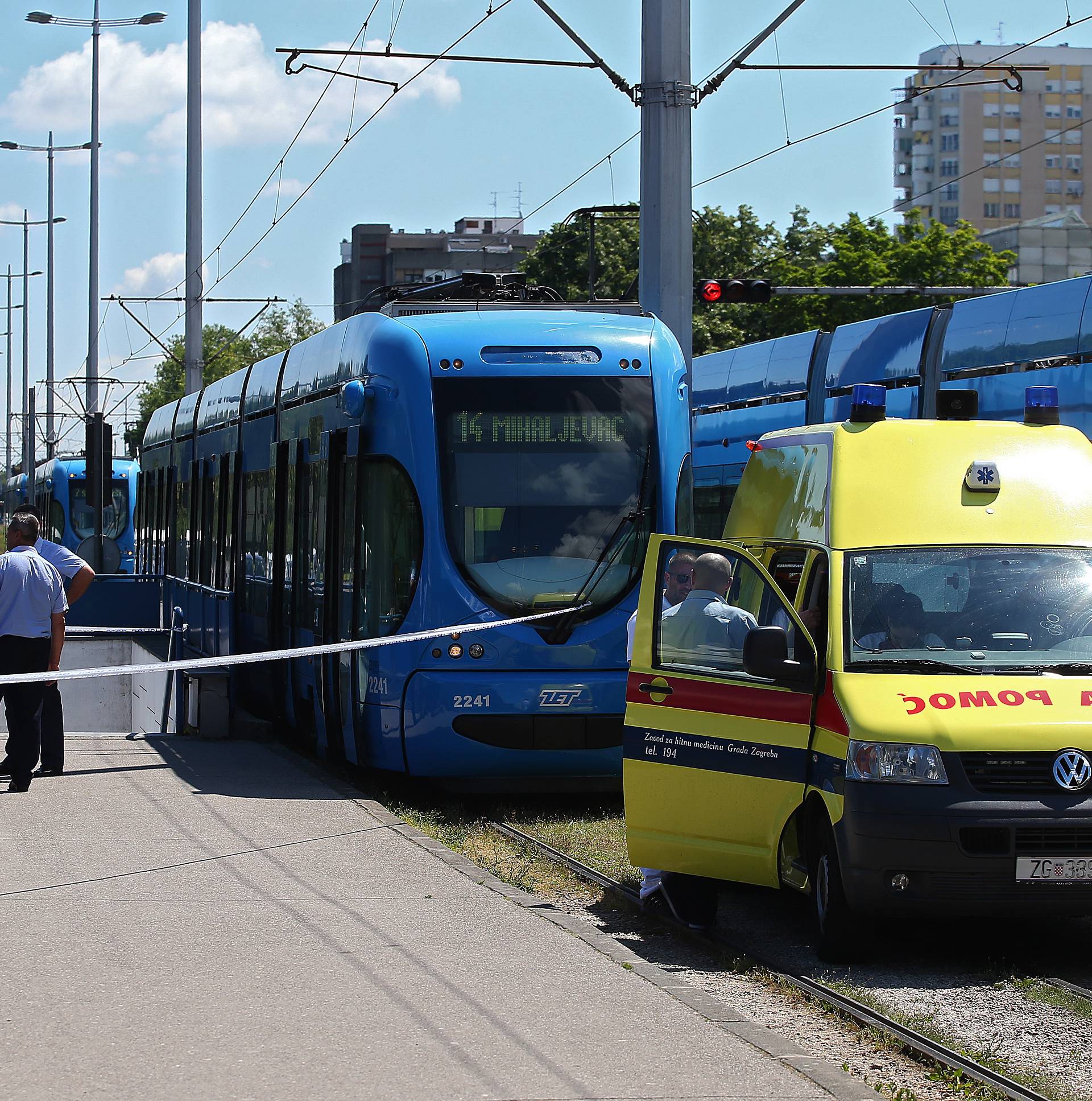 Nesreća u Zagrebu: Morali su dići  tramvaj  da izvuku pješaka