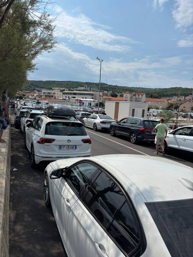 FOTO Ogromna gužva u luci na Braču: 'Pa čekamo satima...'