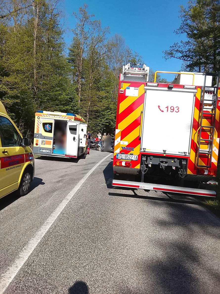 Užas kod Karlovca: Vozač umro tijekom vožnje u autu. Zabio se u drugi, dvoje ljudi ozlijeđeno...