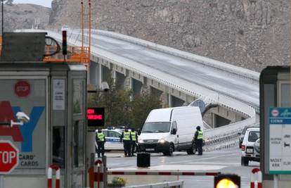 Pljačkali su turiste na Krčkom mostu: Smijenjena tri radnika