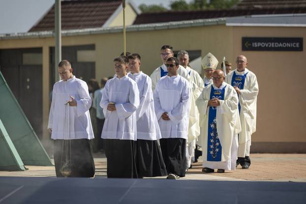 Misno slavlje u svetištu Gospe od Utočišta u Aljmašu na blagdan Velike Gospe