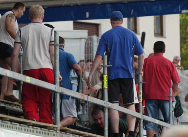 Makljaža Hrvata i Srba usred Kranja: Letjele stolice, policija je tukla, a finale jedva završilo