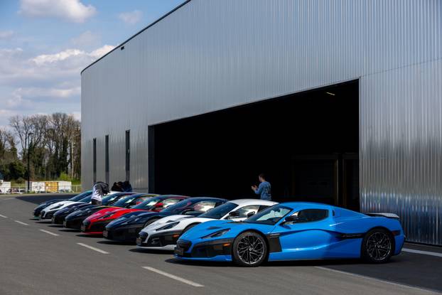 Rimac Nevere parkirane ispred Rimac kampusa u Kerestincu povodom Trilblazers Toura