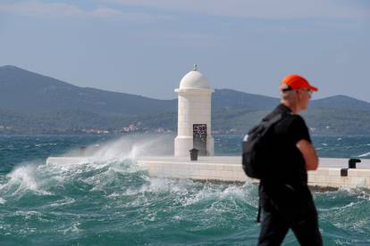 FOTO Jugo u Zadru uzburkalo more! Turiste oduševio prizor