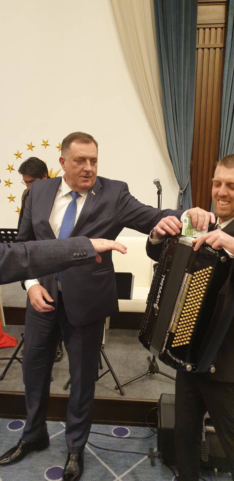 Dodik na Erdoganovom tulumu harmonikašu gurao sto eura