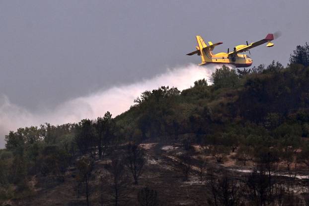 FOTO Kanaderi cijeli dan u akciji: Pogledajte kako gase požare diljem Dalmacije