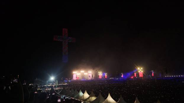 FOTO/VIDEO Spektakl na nebu: Dronovi formirali križ, Gospu...