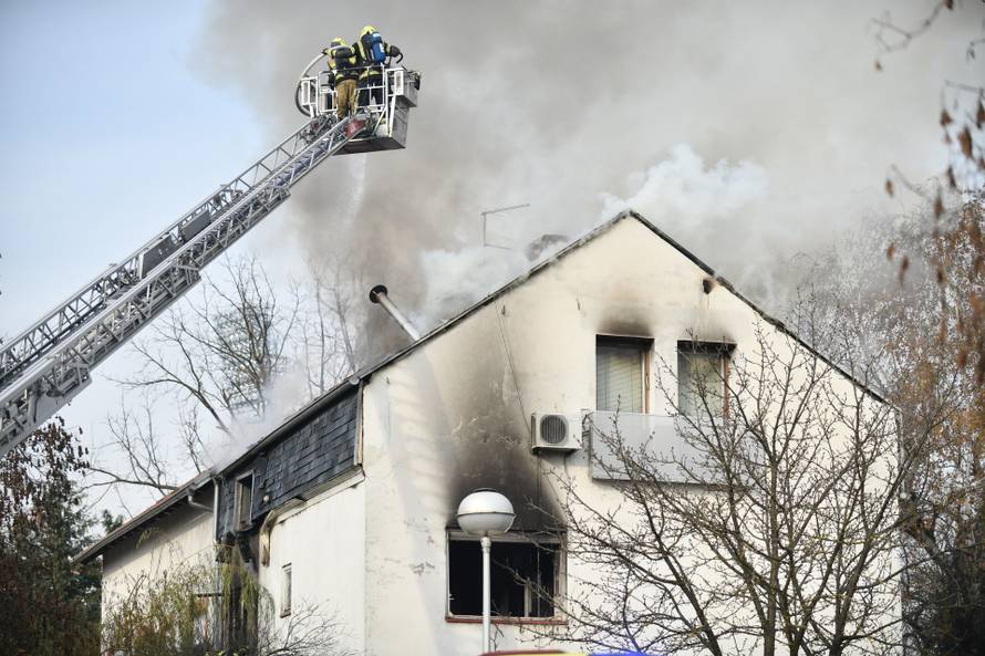 Zagreb: Vatrogasci gase požar na obiteljskoj kući u Maksimiru