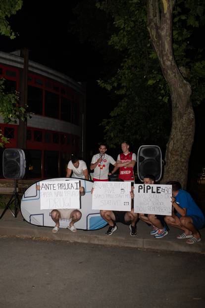 FOTO Veliki doček za prvake u futsalu: Kod studentskog doma bile stotine ljudi, palili baklje