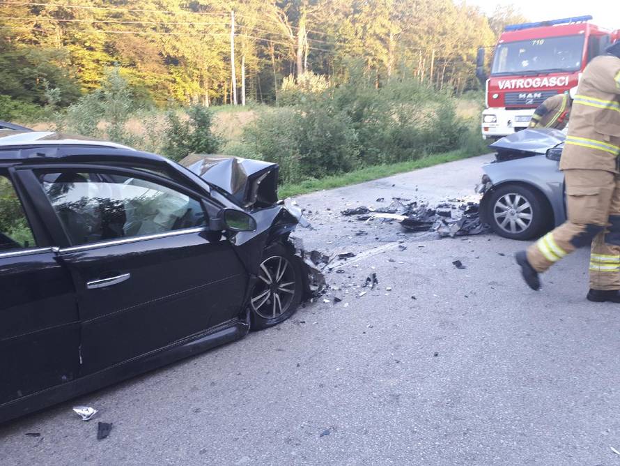 Sudarila se dva auta, poginuo jedan čovjek, dvoje ozlijeđeno