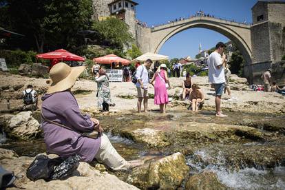 FOTO Brojni turisti rashladili se u Neretvi. U Mostaru i do 42°C