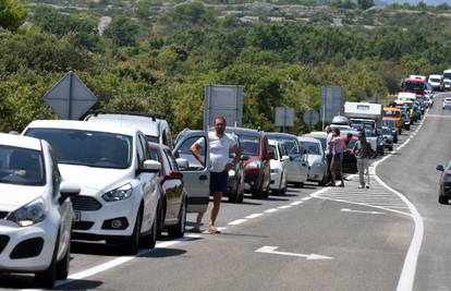 Pametno: Krivac za prometni čep Trogir- Split- Omiš je HDZ