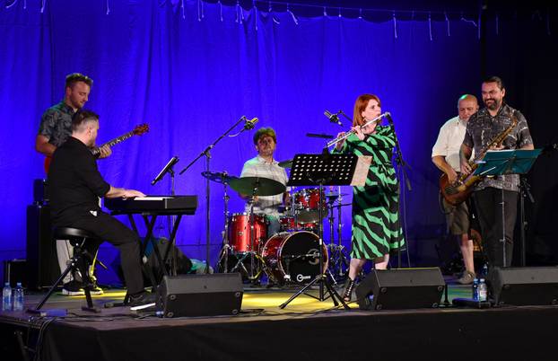 Slavonski Brod: Koncert  jazz sastava Sing Song Swing na pozornici Brodskog glazbenog ljeta