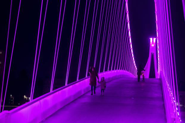 Osijek: Povodom međunarodnog dana epilepsije, pješaćki most u Osijeku osvijetljen u ljubičasto.