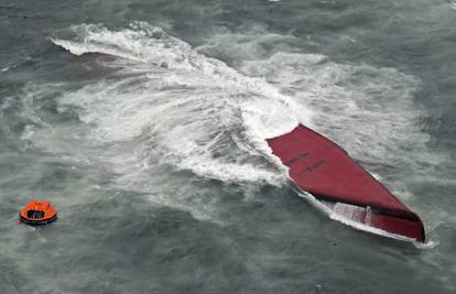 Tanker se prevrnuo kod obale Japana, sedmero mrtvih