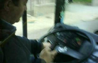 Vozač autobusa u vožnji pisao poruke na mobitelu