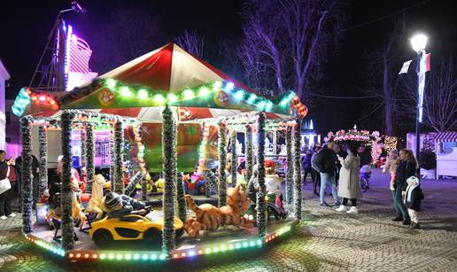 FOTO Advent u Bjelovaru: Cijeli grad pun je lampica i ukrasa