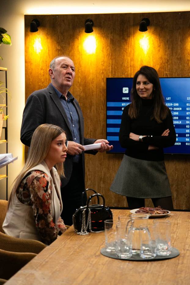 Nives u seriji igra djevicu Nenu: Zakopčana do grla šokirala sve!