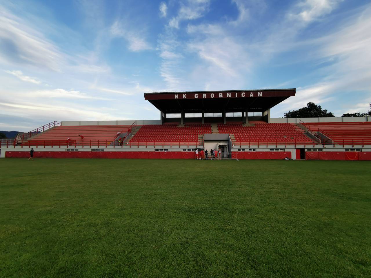 Igrači i prijatelji farbali stadion s trenerom i direktorom Linićem