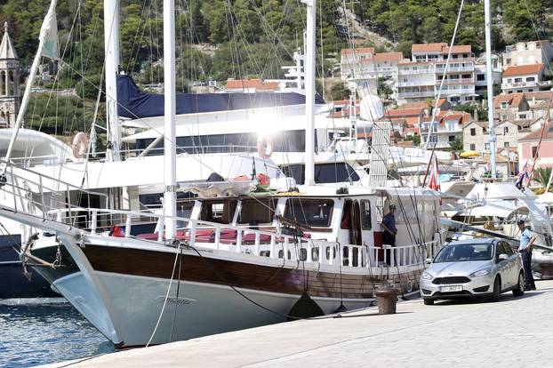 Hvar: Policijski očevid na brodu Atlantia na kojem su se otrovali Talijani