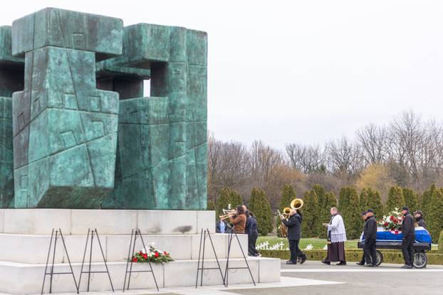 Vukovar: Posljednji ispraćaj i ukop identificiranih posmrtnih ostataka hrvatskog branitelja iz Domovinskog rata Stjepana Patka 
