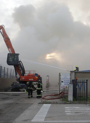 Rijeka: Izbio po&zcaron;ar u skladi&scaron;tu Metisa na Kukuljanovu