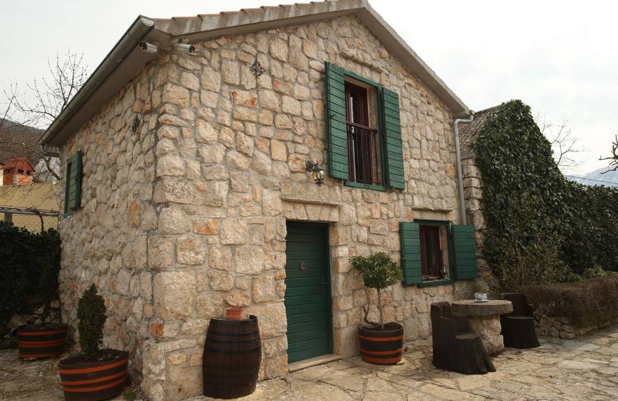 'Materi sam htio napraviti WC, a sad mi je tu vila s bazenom!'