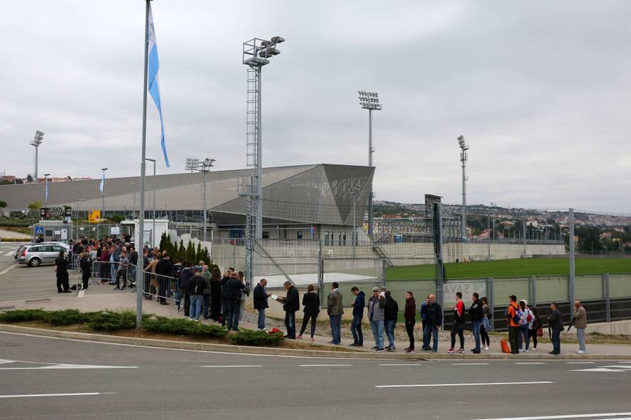 Navijači satima čekaju na ulaznicu za utakmicu Hrvatska - Slovačka