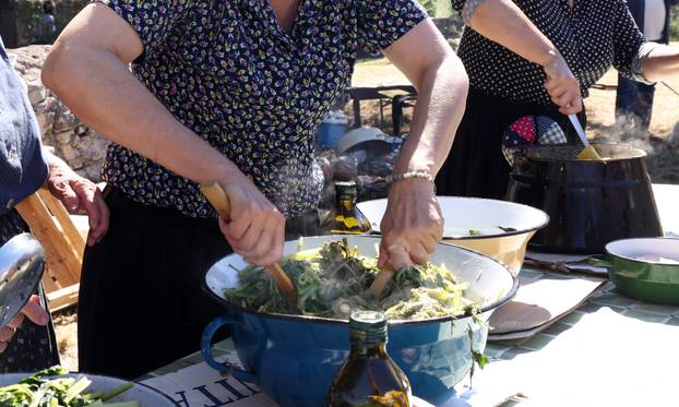 Vodice:Tradicionalni prvosvibanjski piknik u Rakitnici,spremanje divljeg zelja i pulente.