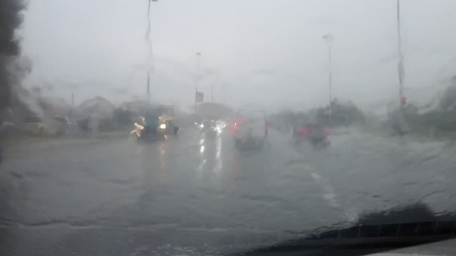 VIDEO Snažna kiša u Zagrebu, zbog grmljavinskog nevremena na snazi je žuti meteoalarm
