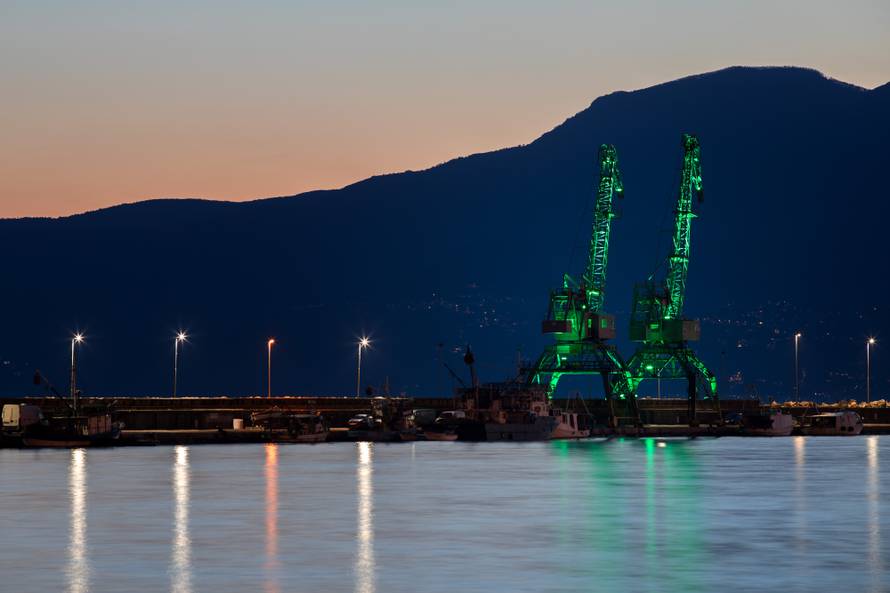 Riječke dizalice obojane u zeleno povodom svetog Patrika