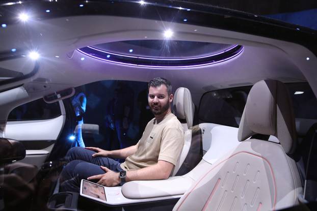 Zagreb: Mate Rimac pozirao zadovoljan u svom robotaksiju "Verne"