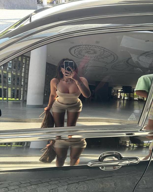 FOTO 'Nije lako imati velike grudi – žene su ljubomorne i ostavljaju zlobne komentare'