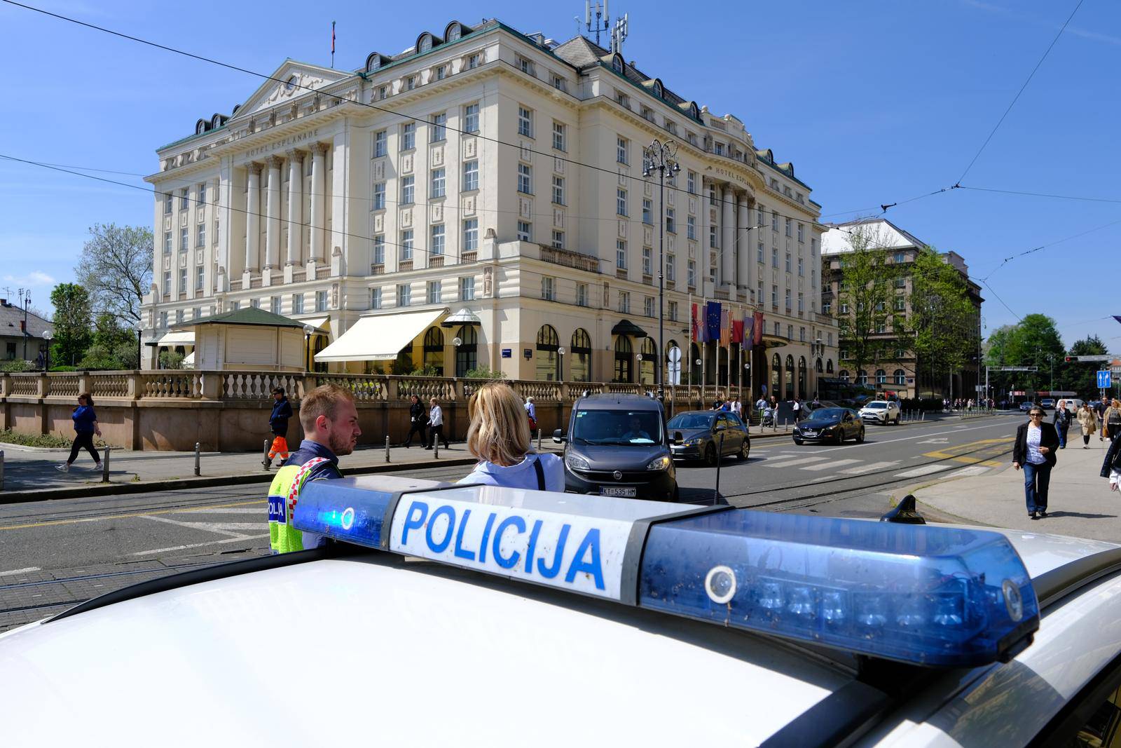 Zagreb: Sudar autobusa njemačkih registracija i tramvaja ispred hotela Esplanade